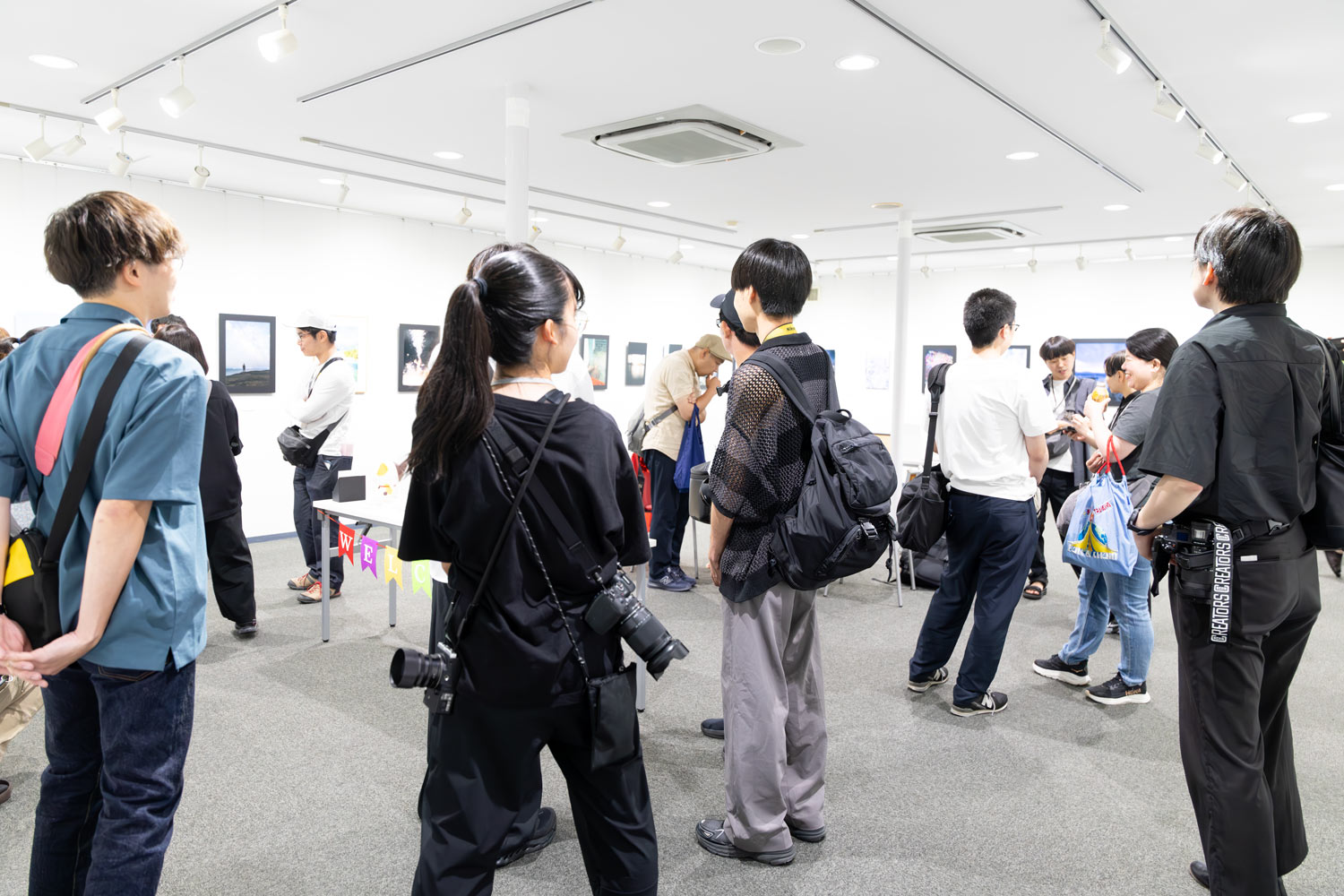京都展の会場で作品を鑑賞し、交流する来場者の皆様