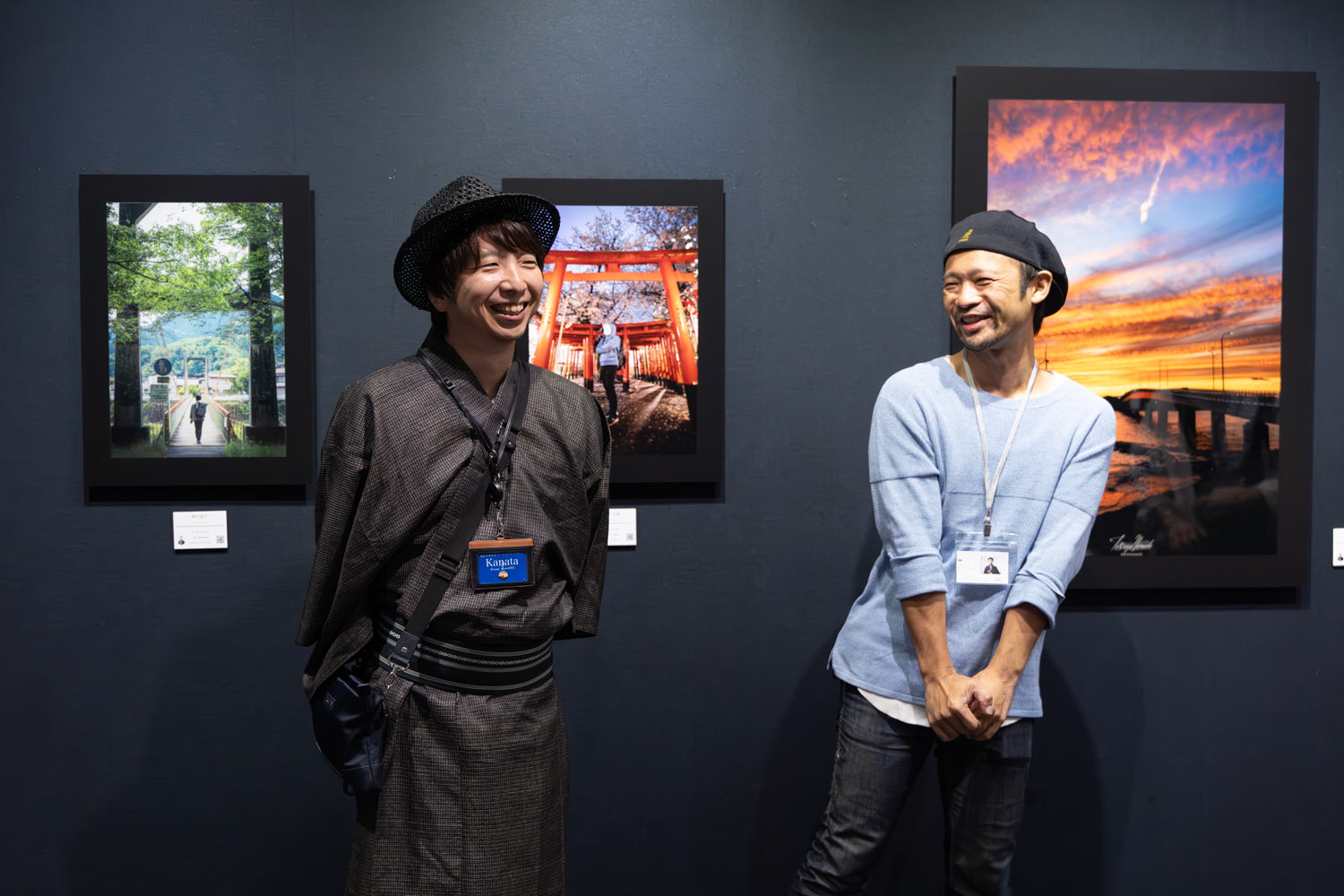 京都展の展示作品の前で談笑する二人